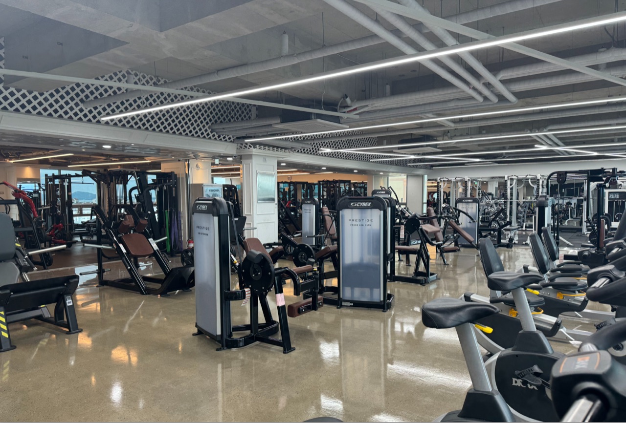 화이트존 CYBEX 프레스티지 머신 전경